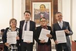 Titular de Segob y funcionarios tramitan la CURP Biométrica