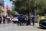 Testigos relatan que otro vehículo se emparejó con la camioneta y desde el interior sus tripulantes dispararon contra el hombre, en al menos cinco ocasiones, para después huir del lugar.