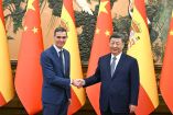 Pedro Sánchez y Xi Jinping, dándose la mano.