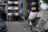Fachada del edificio en Coahuila 30, Roma Norte, con balcones y acceso vehicular, señalado en denuncia por presunto desvío de recursos.