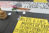 Productores cafetaleros colocan carteles y objetos simbólicos durante una protesta contra la importación de café robusta, en defensa del cultivo nacional