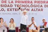Alfonso Durazo levanta la mano durante evento de primera piedra de la Universidad Tecnológica de Hermosillo extensión Altar, Sonora.