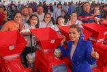 Evelyn Salgado junto a productores durante entrega de maquinaria agrícola en Guerrero, con equipos rojos destinados al fortalecimiento del campo