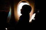 ¿Cómo obtener una cuna para bebé en el avión?