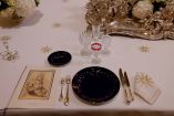 Mesa de gala del Palacio del Elíseo con platos de Sèvres, copas de cristal y cubertería oficial durante evento en París, Francia.
