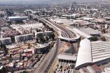 Vista aérea del Tramo 0 del Macrolibramiento Mexiquense con vialidades elevadas, caseta de cobro y zona urbana en Tlalnepantla y Naucalpan.