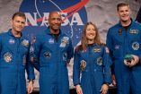 El comandante de la misión Artemis II, Reid Wiseman; el piloto, Victor Glover; la especialista de misión, Christina Koch; y el especialista de misión, Jeremy Hansen, posan para una foto tras una rueda de prensa celebrada en el Centro Espacial Johnson de la NASA el 16 de abril de 2026 en Houston, Texas. Su histórica misión de diez días alrededor de la Luna concluyó con éxito hace casi una semana.