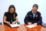 Funcionarios de Profepa y Alcaldía Álvaro Obregón firman convenio ambiental en oficina, sentados frente a mesa con documentos oficiales