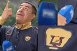 Efraín Juárez limpia popó de pájaro con el escudo de Pumas durante entrevista.