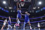 Jett Howard anota bajo el aro por el Orlando Magic, que se quedó con la victoria ante los Charlotte Hornets con el último pase a la postemporada en la Conferencia Este.