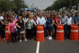 Autoridades y ciudadanos durante entrega de modernización de avenida Raúl Salinas en Escobedo, con señalamiento vial y obra concluida en la vía