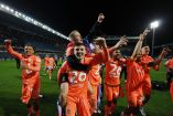 Jugadores del Coventry City celebran su vuelta a la Premier League inglesa luego de un par de décadas en las categorías inferiores.
