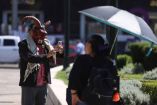 CIUDAD DE MÉXICO, 06ABRIL2026.- Un mujer se cubre de los rayos del sol, mientras un señor se toma una selfie con una máscara de diablo en la Alameda Central.FOTO: GRACIELA LÓPEZ/CUARTOSCURO.COM