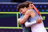 Ben Shelton se abraza a su rival Flavio Cobolli, luego de vencerlo en la final del torneo de Múnich.