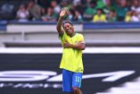 Ronaldinho agradece a la afición en el Estadio Banorte tras las muestras de cariño.