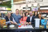 Equipo de BorreGO posando en tienda de Chihuahua con productos regionales como dulces, botanas y bebidas en exhibición en Distrito 1