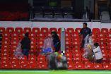 Cada uno de los partidos de Liga MX generan entre 4 toneladas de basura dentro del estadio y 3 toneladas en las inmediaciones del recinto.<br><br>Personal de Limpieza recoge Basura en Bancas del Estadio durante el partido America vs Atlas, correspondiente a la Jornada 04 del Torneo Apertura 2023 de la Liga BBVA MX, en el Estadio Azteca, el 20 de Agosto de 2023.