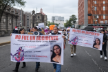 Personas marchan con pancartas del caso Karen Mariel Juárez Romero en CDMX, exigiendo justicia y reclasificación a feminicidio.