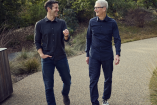 John Ternus (izquierda) sustituirá a Tim Cook (derecha) al mando de Apple, justo en las fechas en que normalmente se lanzan los nuevos iPhone.