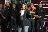 Lourdes Paz Reyes habla frente a funcionarios durante evento del programa Comunidad Segura en Iztacalco con personal de servicios urbanos