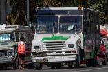 Un microbus dañado ofrece el servicio de transporte público en avenida José María Vértiz.