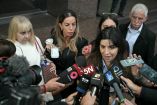 Gianinna Maradona habla con los medios de comunicación al lado de su madre, Claudia Villafane, a las puertas de los tribunales de San Isidro, Buenos Aires.