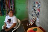 Tomasa López llora mientras contempla un altar dedicado a su hija Kathya, desaparecida desde los 16 años tras abandonar su hogar en 2016, en su casa del barrio Montreal, en Mejicanos, El Salvador.