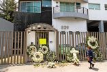 Arreglos florales en edificio de Revolución 829 donde murió Edith Guadalupe.