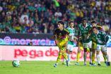 Exárbitros coinciden que sí era penal para el América