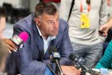 Mike Vrabel no estará con los New England Patriots durante el Draft; se hizo a un lado para buscar apoyo profesional, luego de que fue visto en destinos vacacionales con la periodista Dianna Russini.