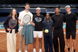 Rafael Nadal (centro) es acompañado por estrellas del Real Madrid como Thiubaut Courtois y Jude Bellingham, y figuras del tenis como Jannik Sinner e  Iga Swiatek en el estreno del Santiago Bernabéu como pista de tenis.