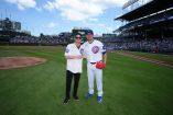 Pato O’Ward realizó el lanzamiento ceremonial en Wrigley Field y coincidió con una noche perfecta para Javier Assad, quien aseguró la victoria de los Cubs en extra innings.