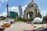 El beisbol se adueña de la Ciudad de México: del Ángel de la Independencia con los hot dogs de autor, hasta el domo inmersivo a los pies del Monumento a la Revolución, la fiesta de las Grandes Ligas se vive más allá del estadio.
