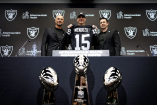 Fernando Mendoza fue recibido en las instalaciones de Las Vegas Raiders después de ser elegido con la primera posición del Draft del jueves.