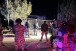 Elementos de Marina, Ejército y fuerzas federales realizan operativo nocturno con seguridad perimetral frente a un inmueble en Baja California.