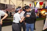 Elementos de la Guardia Nacional interactúan con un visitante durante actividades de proximidad social en la Feria de Puebla 2026.