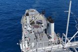 Vista aérea del buque ARM Usumacinta A-411 con personal de la Armada de México formado en cubierta durante ejercicio naval en aguas del Pacífico