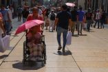 CIUDAD DE MÉXICO, 19MAYO2025.- Una persona de la tercera edad se protege del sol utilizando una sombrilla. FOTO: DANIEL AUGUSTO/ CUARTOSCURO.COM