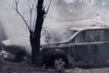 Vehículo calcinado junto a árbol tras incendio de pastizales en Huichapan, Hidalgo, con humo y terreno afectado por el fuego
