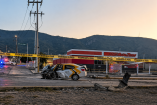 Taxi con frente destruido tras chocar contra un árbol en bulevar Minero, Pachuca, acordonado con cinta de seguridad y presencia policial.