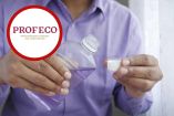 Consumidor compara etiquetas de enjuagues bucales para revisar contenido, ingredientes y beneficios antes de comprar.