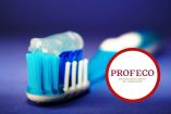 Diferentes marcas de pasta dental disponibles en supermercado muestran variedad de precios, tamaños y beneficios específicos.