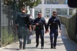 Agentes de policía refuerzan la seguridad en las inmediaciones del Tribunal de Apelaciones de Atenas tras el ataque armado.
