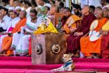 Agentes de la Policía de Sri Lanka escoltan a los monjes detenidos tras el hallazgo de droga en sus maletas.