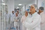 Equipo del INSP y PiSA Farmacéutica recorre planta de producción con indumentaria sanitaria observando procesos de manufactura y calidad.