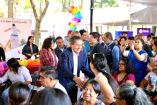 El alcalde Giovani Gutiérrez saluda a asistentes durante la feria de empleo incluyente en Coyoacán con presencia de empresas y público diverso.