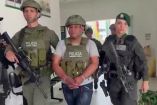 Imágenes oficiales muestran al sospechoso con chaleco antibalas durante su traslado tras la captura.
