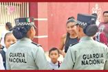 Elementos de la Guardia nacional platicando con ciudadanos.