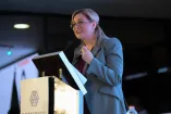 Maru Campos, gobernadora de Chihuahua, habla en podio durante evento de Coparmex Delicias ante empresarios y autoridades locales.