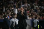 Diego Pablo Simeone no se guardó los reclamos a Ben White por pisar el escudo del Atlético de Madrid.